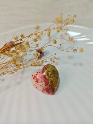 ❤️🤍 Mărțișorul Perfect: Broșă Inimă Alb-Roșu - Thumbnail 2